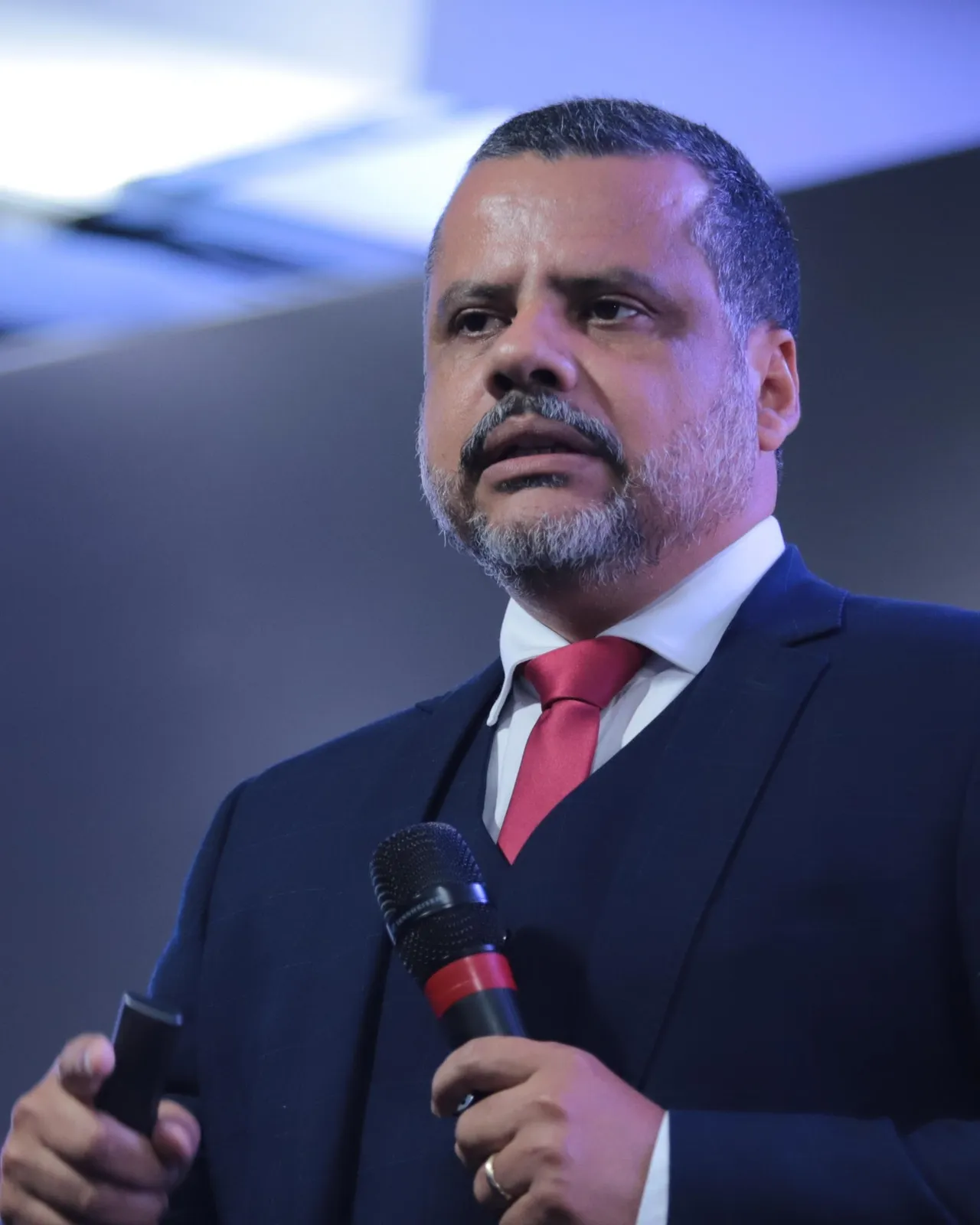 Cleidson Saldanha durante uma palestra, com microfone na mão